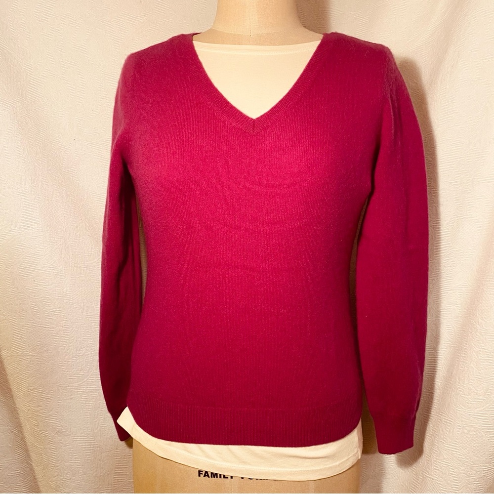 Jaclyn Smith S/M fuchsia vneck cashmere sweater.